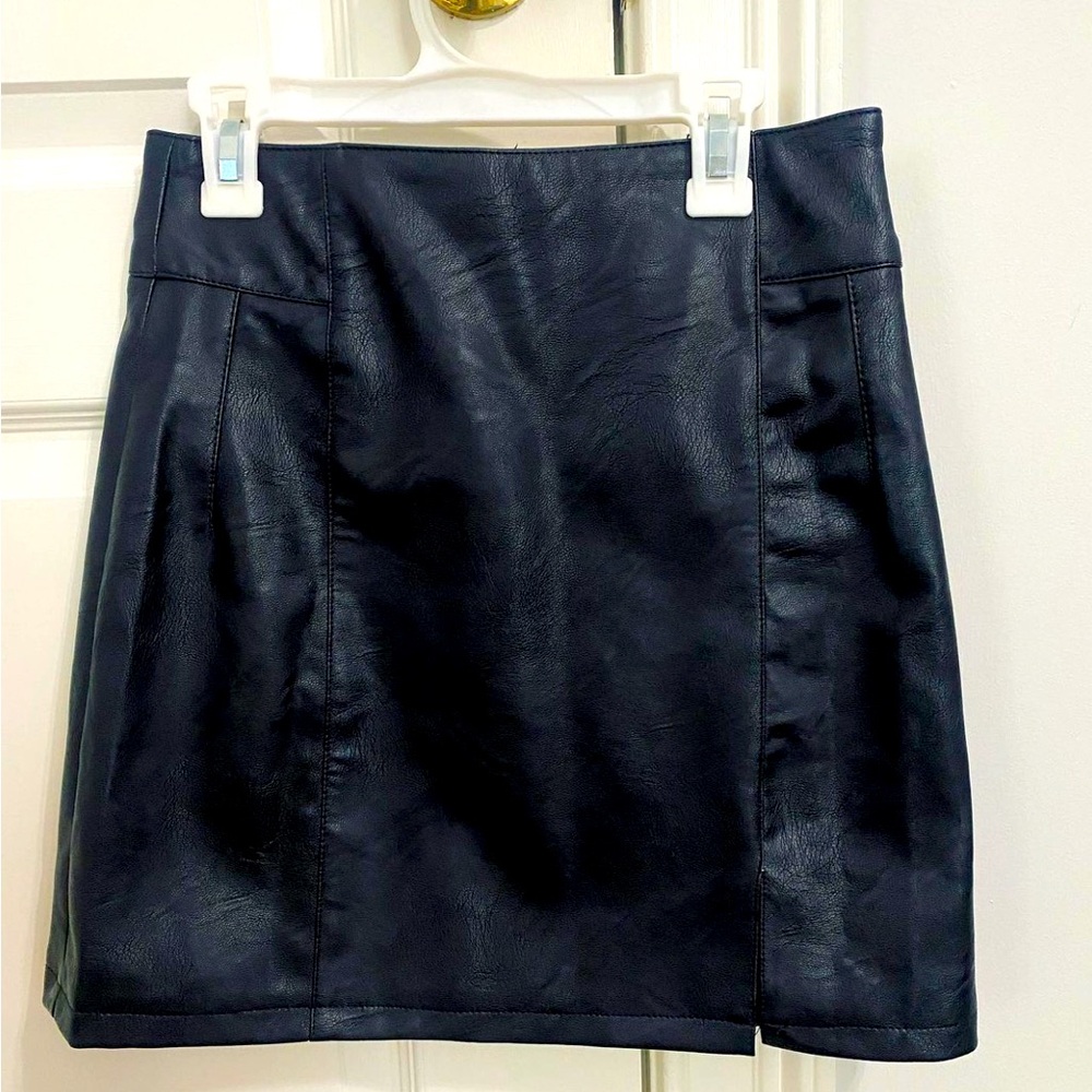 TOPSHOP black faux leather skirt. Size 2. NWT. $30